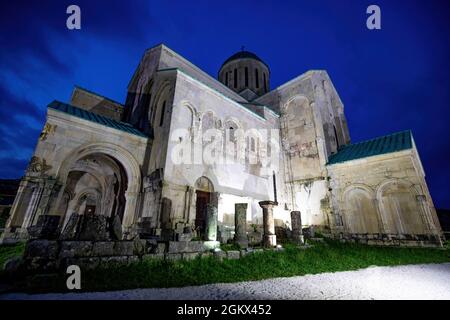 Blick auf die beleuchtete Kathedrale der Dormition oder die Kutaissi-Kathedrale, die gemeinhin als Bagrati-Kathedrale bekannt ist, bei Nacht niemand Stockfoto