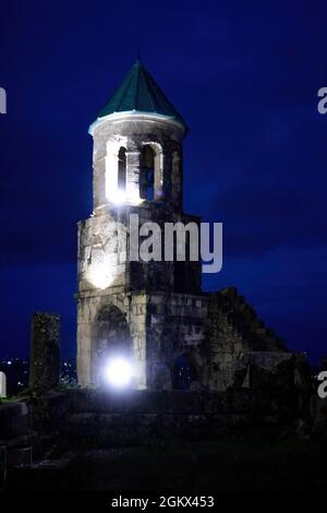 Blick auf die beleuchtete Kathedrale der Dormition oder die Kutaissi-Kathedrale, die gemeinhin als Bagrati-Kathedrale bekannt ist, bei Nacht niemand Stockfoto