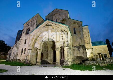 Blick auf die beleuchtete Kathedrale der Dormition oder die Kutaissi-Kathedrale, die gemeinhin als Bagrati-Kathedrale bekannt ist, bei Nacht niemand Stockfoto