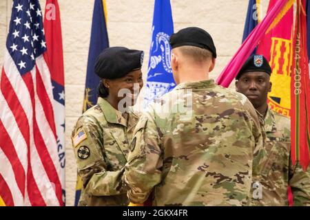 Col. Shari Bennett nimmt die Farben des Rock Island Arsenal – Joint Manufacturing and Technology Center an, die ihre Befehlsübernahme während der Zeremonie zur Änderung des Kommandos am 15. Juli im Rock Island Arsenal, Abb. Bennett dient als 51. Kommandant der Einheit sowie als erster weiblicher und erster schwarzer Offizier, der die Einheit befehligte. Stockfoto