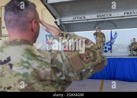 US Air Force Col. Jason A. Purdy, Kommandant der 23d Maintenance Group, rechts, grüßt die 23d MXG erstmals während einer Befehlswechselzeremonie auf der Moody Air Force Base, Georgia, am 15. Juli 2021. Die 23d MXG ist für den Betrieb und die Qualität der Wartung und Reparatur verantwortlich und unterstützt kampfbereite HC-130-, HH-60- und A-10-Flugzeuge. Stockfoto