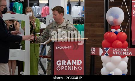 Die große Wiedereröffnung der Hauptbörse von Vicenza begrüßte das VMC am 15. Juni. COL Dan Vogel, ehemaliger Kommandant der US Army Garrison Italien, sagt, dass das AAFES-Team ein wertvoller Missionspartner ist. Stockfoto