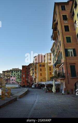 Suggestive Ansicht der charakteristischen farbigen Häuser in Camogli Stockfoto