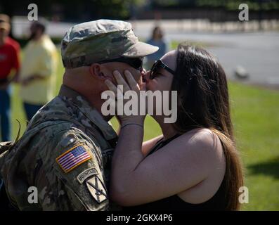 Soldaten der 1166. MP-Kompanie der Alabama National Guard kehren am 15. Juli 202 von der Einsetzung nach Kuwait an der Oneonta High School in Oneonta, Alabama, nach Hause zurück. Stockfoto