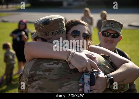 Soldaten der 1166. MP-Kompanie der Alabama National Guard kehren am 15. Juli 202 von der Einsetzung nach Kuwait an der Oneonta High School in Oneonta, Alabama, nach Hause zurück. Stockfoto