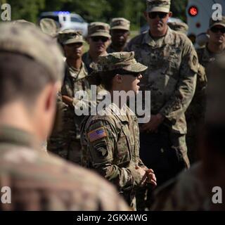 Soldaten der 1166. MP-Kompanie der Alabama National Guard kehren am 15. Juli 202 von der Einsetzung nach Kuwait an der Oneonta High School in Oneonta, Alabama, nach Hause zurück. Stockfoto