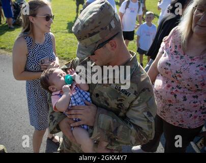 Soldaten der 1166. MP-Kompanie der Alabama National Guard kehren am 15. Juli 202 von der Einsetzung nach Kuwait an der Oneonta High School in Oneonta, Alabama, nach Hause zurück. Stockfoto