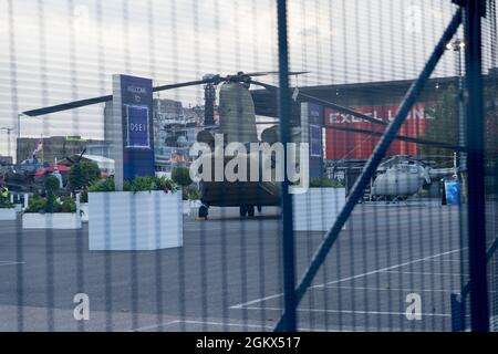 Excel London, 15. September 2021. Anti-Kriegs-Aktivisten (stoppen die Waffenmesse) protestieren vor dem Excel-Zentrum, wo London vom 14. Bis 17. September die größte Waffenmesse für Defence and Security Equipment International (DSEI) veranstaltet. HMS Argyll (231) Fregatte der Typ 23 der Duke-Klasse am Royal Victoria Dock Quelle: Xiu Bao/Alamy Live News Stockfoto