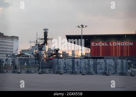 Excel London, 15. September 2021. Anti-Kriegs-Aktivisten (stoppen die Waffenmesse) protestieren vor dem Excel-Zentrum, wo London vom 14. Bis 17. September die größte Waffenmesse für Defence and Security Equipment International (DSEI) veranstaltet. HMS Argyll (231) Fregatte der Typ 23 der Duke-Klasse am Royal Victoria Dock Quelle: Xiu Bao/Alamy Live News Stockfoto