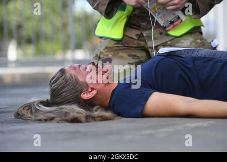 Der US-Luftwaffenflieger Kelsey Wozniak, 81st Medical Support Squadron Medical Technician Student, porträtiert ein verletztes Opfer während einer 81st Medical Group Functional Exercise hinter dem Keesler Medical Center auf dem Keesler Air Force Base, Mississippi, 15. Juli 2021. Das Szenario beinhaltete eine Explosion von Chlorflaschen, die bei mehreren Opfern Verbrennungen und andere Verletzungen verursachte. Die Massenübung wurde durchgeführt, um sich auf die realen Ereignisse vorzubereiten, indem die Möglichkeiten zur Katastrophenhilfe gestärkt wurden. Stockfoto