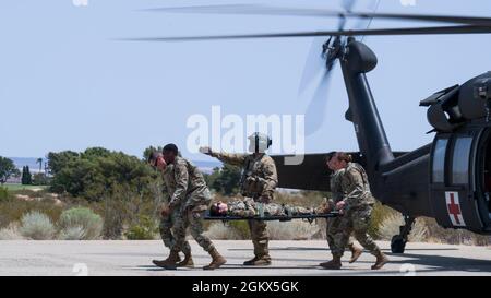 Mitarbeiter der 412. Medical Group verlassen einen UH-60 Blackhawk Helikopter während einer Trainingseinheit auf der Edwards Air Force Base, Kalifornien, Juli 15. Soldaten der C Company, „Desert Dustoff“, 2916. Luftfahrtbataillon, 916. Unterstützungsbrigade, aus Fort Irwin heraus, lieferten die Ausbildung für die Edwards AFB Airmen. Stockfoto