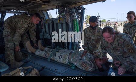 Die 412. Medizinische Gruppe lädt einen Patienten während einer Trainingseinheit auf der Edwards Air Force Base, Kalifornien, im Juli 15 auf einen UH-60 Blackhawk-Hubschrauber. Soldaten der C Company, „Desert Dustoff“, 2916. Luftfahrtbataillon, 916. Unterstützungsbrigade, aus Fort Irwin heraus, lieferten die Ausbildung für die Edwards AFB Airmen. Stockfoto