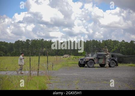 U. S. Soldaten der Armee der Bravo Company des 87. Division Sustainment Support Bataillons, 3rd Division Sustainment Brigade, 3rd Infantry Division, führen während einer direkten Feuertrainingsübung in Fort Stewart, Georgia, am 15. Juli 2021 eine Langzeitsuche durch. Durch Fernsuchungen können Soldaten einen sicheren Abstand halten und gleichzeitig die Kontrolle über Such- und Beschlagnahmeoperationen behalten. Stockfoto