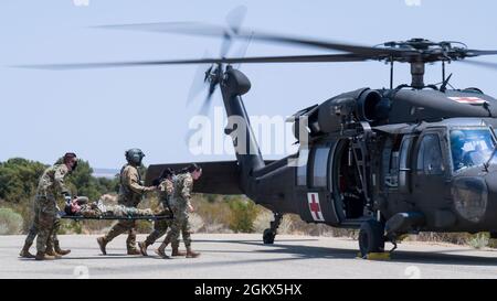 Mitarbeiter der 412. Medical Group nähern sich während einer Trainingseinheit auf der Edwards Air Force Base, Kalifornien, im Juli 15 einem UH-60 Blackhawk-Hubschrauber. Soldaten der C Company, „Desert Dustoff“, 2916. Luftfahrtbataillon, 916. Unterstützungsbrigade, aus Fort Irwin heraus, lieferten die Ausbildung für die Edwards AFB Airmen. Stockfoto