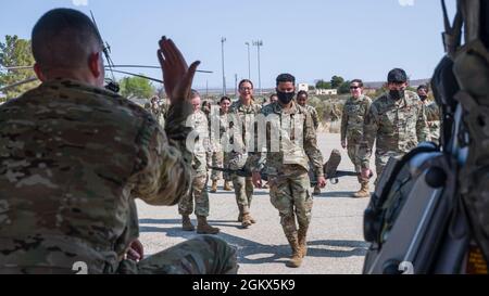 Mitarbeiter der 412. Medical Group nähern sich während einer Trainingseinheit auf der Edwards Air Force Base, Kalifornien, im Juli 15 einem UH-60 Blackhawk-Hubschrauber. Soldaten der C Company, „Desert Dustoff“, 2916. Luftfahrtbataillon, 916. Unterstützungsbrigade, aus Fort Irwin heraus, lieferten die Ausbildung für die Edwards AFB Airmen. Stockfoto