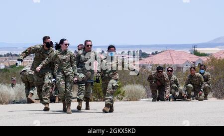 Mitarbeiter der 412. Medical Group nähern sich während einer Trainingseinheit auf der Edwards Air Force Base, Kalifornien, im Juli 15 einem UH-60 Blackhawk-Hubschrauber. Soldaten der C Company, „Desert Dustoff“, 2916. Luftfahrtbataillon, 916. Unterstützungsbrigade, aus Fort Irwin heraus, lieferten die Ausbildung für die Edwards AFB Airmen. Stockfoto