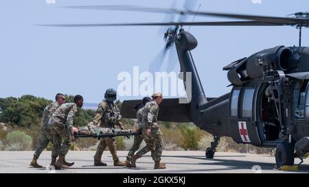 Mitarbeiter der 412. Medical Group nähern sich während einer Trainingseinheit auf der Edwards Air Force Base, Kalifornien, im Juli 15 einem UH-60 Blackhawk-Hubschrauber. Soldaten der C Company, „Desert Dustoff“, 2916. Luftfahrtbataillon, 916. Unterstützungsbrigade, aus Fort Irwin heraus, lieferten die Ausbildung für die Edwards AFB Airmen. Stockfoto