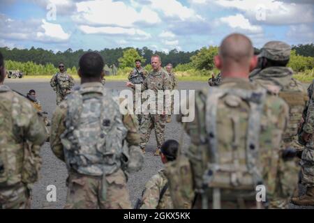 U. S. Army Sgt. First Class Thomas Johns, erster Sergeant der Bravo Company vom 87. Division Sustainment Support Bataillon, 3rd Division Sustainment Brigade, 3rd Infantry Division, führt eine Nachbesprechung mit Soldaten während einer Feldtrainingsübung in Fort Stewart, Georgia, am 15. Juli 2021 durch. Ein AAR ist eine professionelle Diskussion über ein Ereignis, das sich auf Leistungsstandards konzentriert und es Soldaten ermöglicht, selbst zu entdecken, was passiert ist, warum es passiert ist, und wie man Stärken aufrecht erhält und Schwächen verbessert. Stockfoto