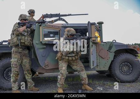 U. S. Soldaten der Armee von Bravo Company des 87. Division Sustainment Support Bataillon, 3rd Division Sustainment Brigade, 3rd Infantry Division, Rückfeuer als Reaktion auf direktes Feuer als Teil einer Einheit Verteidigung Feld Übung, in Fort Stewart, Georgia, 15. Juli 2021. Bravo Company von der 87. DSSB führt diese Art von Übungen jedes Quartal durch, um die Soldaten auf das vorzubereiten, was sie beim Einsatz erwarten. Stockfoto