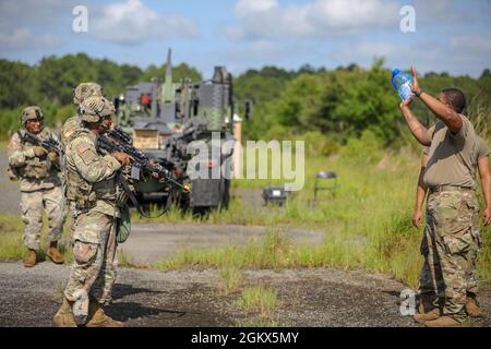 U. S. Soldaten der Armee der Bravo Company des 87. Division Sustainment Support Bataillons, 3rd Division Sustainment Brigade, 3rd Infantry Division, führen im Rahmen einer Feldübung eine direkte Feuerausbildung in Fort Stewart, Georgia, am 15. Juli 2021 durch. Der Zweck der 87. Bravo Company der DSSB war es, die Bereitschaft zur Durchführung jeder Mission überall auf der Welt zu bewahren und gleichzeitig starke, bereitwillige und widerstandsfähige Soldaten und Familien zu engagieren. Stockfoto