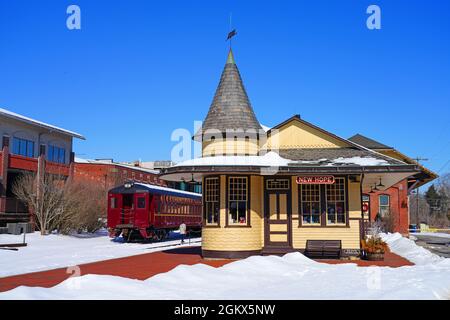 NEW HOPE, PA -21 FEB 2021- Winteransicht der New Hope und Ivyland Eisenbahnstraße, einer historischen Bahnlinie für Besucher, die auf touristische Ausflüge in Buck gehen Stockfoto