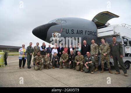 Mitglieder des Teams Mildenhall und des British American Committee posieren für ein Gruppenfoto vor einem KC-135 Stratotanker-Flugzeug bei der Royal Air Force Mildenhall, England, 15. Juli 2021. Die BAC erfuhr von den Missionen des 100th Air Betanking Wings und des 352nd Special Operations Wings und wie sie das Vereinigte Königreich beeinflussen. Stockfoto