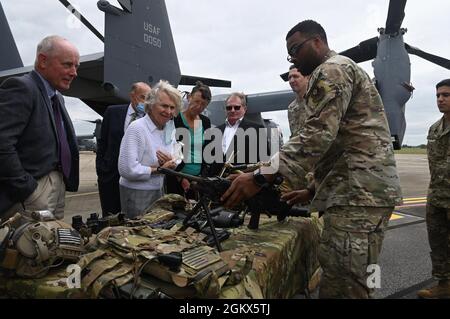 Mitglieder des British American Committee sehen sich die Ausrüstung des Bodenreaktionselements des Flugzeugs bei der Royal Air Force Mildenhall, England, 15. Juli 2021 an. Die BAC besichtigte einen Teil des 352d Special Operations Wings, um ihre Mission zu erfahren und zu erfahren, wie sie sich mit der Mission des 100th Air Betanking Wings verbindet. Stockfoto