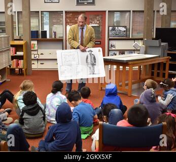 Cameron Binkley, Befehlshistoriker, Defense Language Institute Foreign Language Center, spricht mit Kindern des Porter Youth Center über die Geschichte im Brig. General Harry Dwight Chamberlin Library, Ord Military Community, Kalifornien, Juli 15. Stockfoto