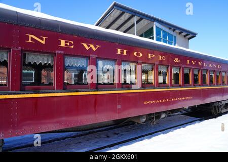 NEW HOPE, PA -21 FEB 2021- Winteransicht der New Hope und Ivyland Eisenbahnstraße, einer historischen Bahnlinie für Besucher, die auf touristische Ausflüge in Buck gehen Stockfoto