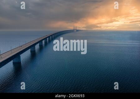 Panoramablick auf die Øresund-Brücke bei Sonnenuntergang über der Ostsee Stockfoto