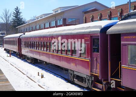 NEW HOPE, PA -21 FEB 2021- Winteransicht der New Hope und Ivyland Eisenbahnstraße, einer historischen Bahnlinie für Besucher, die auf touristische Ausflüge in Buck gehen Stockfoto