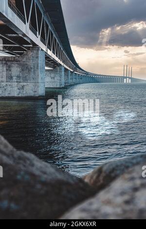 Panoramablick auf die Øresund-Brücke bei Sonnenuntergang über der Ostsee Stockfoto