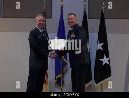 Col. Richard Bourquin, scheidender Kommandant des Space Delta 4, posiert mit LT. General Stephen Whiting, Kommandant des Space Operations Command, nachdem er die Medaille der Legion of Merit während einer Zeremonie zur Befehlsänderung auf der Buckley Space Force Base, Colorado, erhalten hatte, 15. Juli 2021. Vor der Verleihung der Medaille reflektierte Whiting über Bourquins Amtszeit als erster DEL 4-Kommandant. Stockfoto