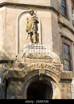 Eine Statue von William Wallace über dem Eingang zum Athenaeum Building in der King Street, Stirling, Schottland, Großbritannien Stockfoto