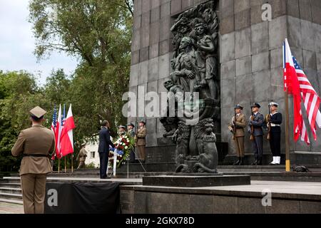 Präsident Barack Obama legt einen Kranz an der Gedenkstätte des Warschauer Ghettos in Warschau, Polen, 27. Mai 2011. (Offizielles Foto des Weißen Hauses von Pete Souza) Dieses offizielle Foto des Weißen Hauses wird nur zur Veröffentlichung durch Nachrichtenorganisationen und/oder zum persönlichen Druck durch die Betreffzeile(en) des Fotos zur Verfügung gestellt. Das Foto darf in keiner Weise manipuliert werden und darf nicht in kommerziellen oder politischen Materialien, Anzeigen, E-Mails, Produkten oder Werbeaktionen verwendet werden, die in irgendeiner Weise die Zustimmung oder Billigung des Präsidenten, der ersten Familie oder des Weißen Hauses nahelege. Stockfoto