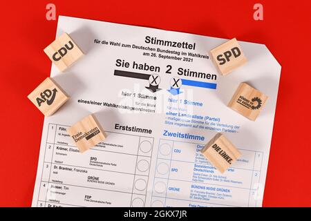 Deutschland - August 2021: Stimmzettel zur bundestagswahl mit Holzwürfeln und Logos großer politischer Par Stockfoto