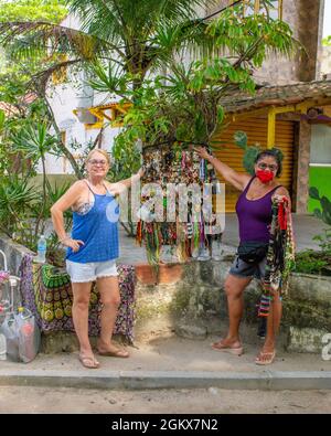 Zwei brasilianische Frauen, die kleine Gegenstände auf der Straße in Niteroi, Rio de Janeiro, Brasilien, verkaufen. Lebensstil der echten Menschen in der Stadt Stockfoto