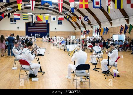 Die Navy Band Northeast tritt während der Abschlussfeier der Officer Candidate School (OCS) der Klassen 13 bis 21 beim Officer Training Command Newport (OTCN), Rhode Island, im Juli 16 auf. Die OCS entwickelt Zivilisten und Flottensegler moralisch, geistig und körperlich zu neu beauftragten Offizieren und verleiht ihnen die höchsten ideale der Ehre, des Mutes und des Einsatzes für den Dienst in der Flotte als Marineoffiziere. Stockfoto