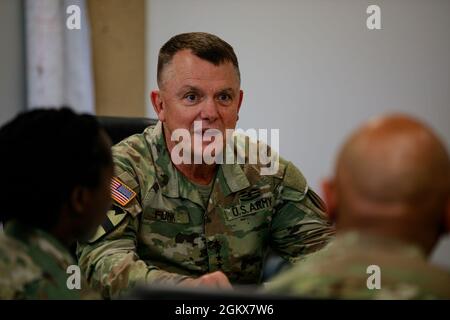 Personal Sgt. Steven Delafuente und Quanesha Barnett, Recruiter, U.S. Army Waco Recruiting Company, erhalten im Auftrag des U.S. Army’s Training and Doctrine Command (TRADOC) am 15. Juli 2021 in Fort Hood, Texas, Münzen. General Paul E. Funk II, Kommandant von TRADOC, begründete die Anerkennung als eine Möglichkeit, außerordentliche Beiträge von Personen zu belohnen, die stolz darauf sind, Rekrutierer zu sein, die Soldaten in die Reihen der aktiven Pflicht, der Nationalgarde und der Reserve-Komponenten bringt. Stockfoto