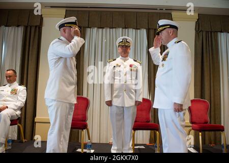 Bef. Jon Quimby, links, entlastet Kapitän Michael Delaney als Kommandeur der Virginia-Klasse schnell-Angriff U-Boot Pre-Commissioning Unit (PCU) Montana (SSN 794) während einer Befehlswechselzeremonie auf der Naval Station Norfolk, 16. Juli 2021. Der Wechsel der Befehlszeremonie ist eine altehrwürdige Tradition, die eine totale Übertragung von Verantwortung, Autorität und Verantwortlichkeit für den Befehl bedeutet. Stockfoto