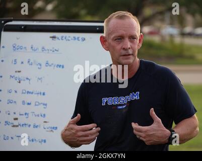 Kommandofeldwebel-Major Todd Sims, Kommandofeldwebel-Major des U.S. Army Forces Command (FORSCOM), spricht mit Soldaten der 510th Clearance Company, des 20. Ingenieur-Bataillons und der 36. Ingenieur-Brigade über die Bedeutung von körperlicher Bereitschaft und Führungsqualitäten. Stockfoto