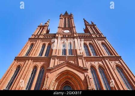 Wiesbaden, Deutschland - Juli 2021: Neugotische evangelische Kirche mit dem Namen „Marktkirche“ Stockfoto