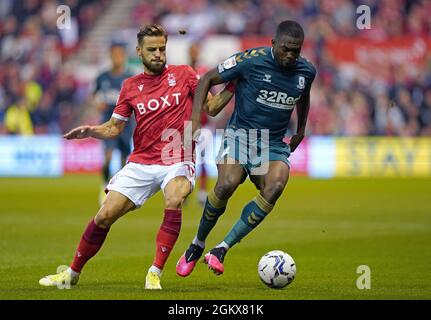 Philip Zinckernagel von Nottingham Forest (links) und Anfernee Dijksteel von Middlesbrough kämpfen während des Sky Bet Championship-Spiels auf dem City Ground in Nottingham um den Ball. Bilddatum: Mittwoch, 15. September 2021. Stockfoto