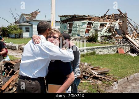 Präsident Barack Obama begrüßt die Bewohner während einer Tour durch die von dem tödlichen Tornado betroffenen Viertel in Joplin, Mo., 29. Mai 2011. (Offizielles Foto des Weißen Hauses von Pete Souza) Dieses offizielle Foto des Weißen Hauses wird nur zur Veröffentlichung durch Nachrichtenorganisationen und/oder zum persönlichen Druck durch die Betreffzeile(en) des Fotos zur Verfügung gestellt. Das Foto darf in keiner Weise manipuliert werden und darf nicht in kommerziellen oder politischen Materialien, Anzeigen, E-Mails, Produkten, Werbeaktionen verwendet werden, die in irgendeiner Weise die Zustimmung oder Billigung des Präsidenten, der ersten Familie oder des Weißen H nahelege Stockfoto