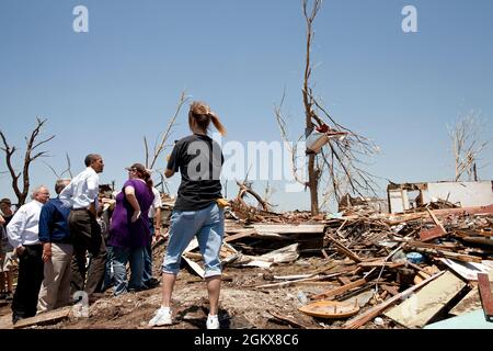 Präsident Barack Obama spricht mit den Bewohnern während einer Tour durch die von dem tödlichen Tornado betroffenen Viertel in Joplin, Mo., 29. Mai 2011. (Offizielles Foto des Weißen Hauses von Pete Souza) Dieses offizielle Foto des Weißen Hauses wird nur zur Veröffentlichung durch Nachrichtenorganisationen und/oder zum persönlichen Druck durch die Betreffzeile(en) des Fotos zur Verfügung gestellt. Das Foto darf in keiner Weise manipuliert werden und darf nicht in kommerziellen oder politischen Materialien, Anzeigen, E-Mails, Produkten oder Werbeaktionen verwendet werden, die in irgendeiner Weise die Zustimmung oder Billigung des Präsidenten, der ersten Familie oder des Whi nahelege Stockfoto