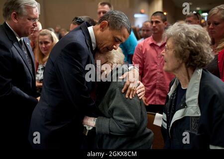 Präsident Barack Obama tröstet eine Frau beim Joplin Community Memorial Service an der Missouri Southern University in Joplin, Mo., 29. Mai 2011. Der Präsident hielt während des Dienstes Bemerkungen für diejenigen, die von dem tödlichen Tornado betroffen waren, der Joplin am 22. Mai 2011 traf. (Offizielles Foto des Weißen Hauses von Pete Souza) Dieses offizielle Foto des Weißen Hauses wird nur zur Veröffentlichung durch Nachrichtenorganisationen und/oder zum persönlichen Druck durch die Betreffzeile(en) des Fotos zur Verfügung gestellt. Das Foto darf in keiner Weise manipuliert werden und darf nicht in kommerziellen oder politischen Materialien verwendet werden Stockfoto