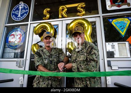 210716-N-KB401-1021 JOINT BASE PEARL HARBOR-HICKAM (16. Juli 2021) -- Hinteres ADM. Jeff Jablon, Commander, Submarine Force, U.S. Pacific Fleet und Cmdr. Robert Walls, Kommandant der Submarine Readiness Squadron 33, Schnitt das Band ab, um den neuen Namen des Naval Submarine Support Center zu enthüllen. Naval Submarine Support Centers Groton, Connecticut; Kings Bay, Georgia; Bangor, Washington und Pearl Harbor, Hawai'i, änderten ihre Namen in Submarine Readiness Squadrons, Juli 15. Die Namensänderung steht im Einklang mit der Mission der U-Boot-Gemeinschaft, kampfbereite U-Boote zu generieren, um die Aufgabe A zu erfüllen Stockfoto