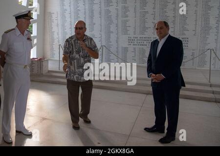 PEARL HARBOR, Hawaii (16. Juli 2021) britischer Verteidigungsminister Ben Wallace, rechts, und britischer First Sea Lord und Chief of Naval Staff ADM. Tony Radakin, links, nimmt an einer Führung durch das USS Arizona Memorial Teil, die vom Historiker James Neuman, Navy Region Hawaii, im Juli 16, geleitet wird. Der Besuch hob die Bedeutung der Verteidigungspartnerschaft zwischen Großbritannien und den USA und die Interoperabilität zwischen gleichgesinnten internationalen Partnern in der Indo-Pazifik-Region hervor. Stockfoto