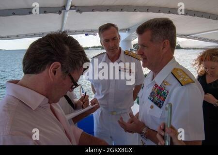 PEARL HARBOR, Hawaii (16. Juli 2021) ADM. Samuel Paparo, Kommandant der US-Pazifikflotte, rechts, und Royal Navy ADM. Tony Radakin, First Sea Lord und Chief of Naval Staff, sprach nach einer Tour durch das USS Arizona Memorial mit Reportern. Die Staats- und Regierungschefs erörterten die Bedeutung der Verteidigungspartnerschaft zwischen Großbritannien und den USA und die Interoperabilität zwischen gleichgesinnten internationalen Partnern in der Indo-Pazifik-Region. Stockfoto