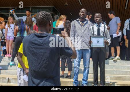 Die St. Cloud Youth Leadership Academy (SCYLA) des Jugendinitiativprogramms der St. Cloud Police Department absolviert die Klasse 2021, 16. Juli 2021. Ziel des Programms ist es, Unterstützung zu bieten, Beziehungen aufzubauen und Jugendliche im St. Cloud-Gebiet zu betreuen. Stockfoto